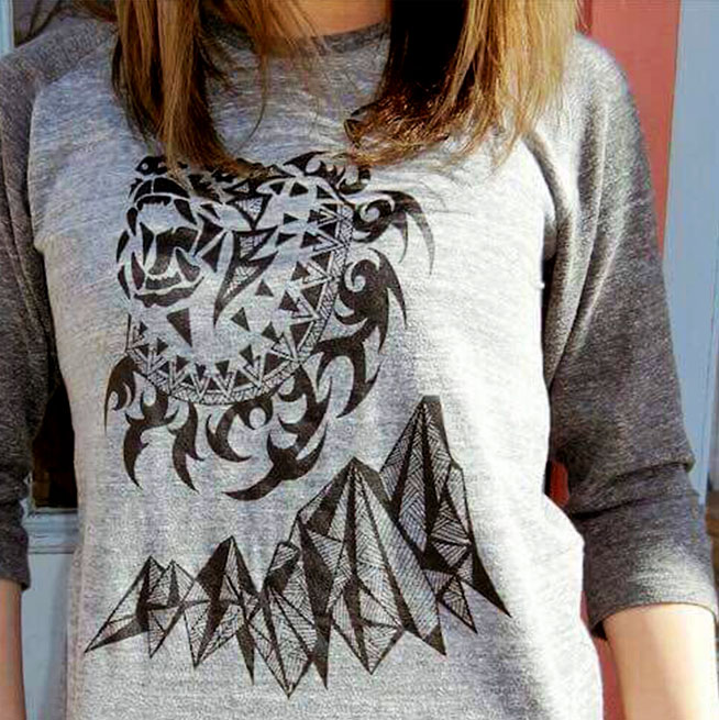 剣岳とツキノワグマをデザインしたTシャツ